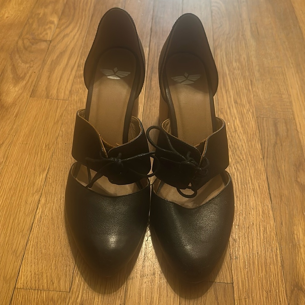 Peruvian women’s square heeled oxfords